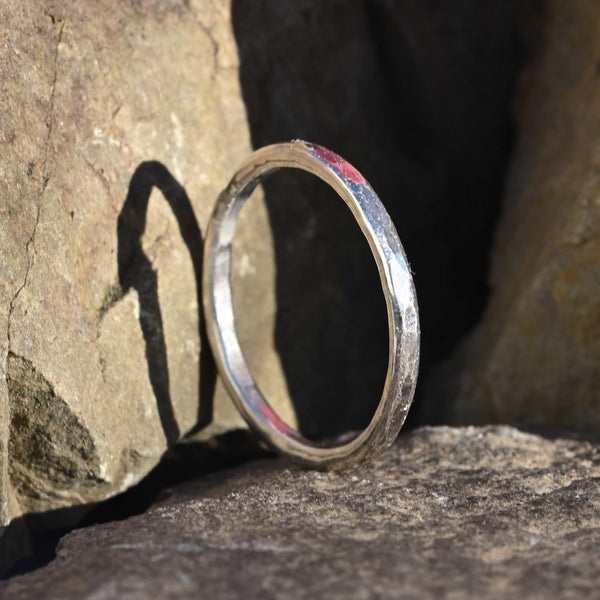 Glamour Ring mit cooler Oberfläche